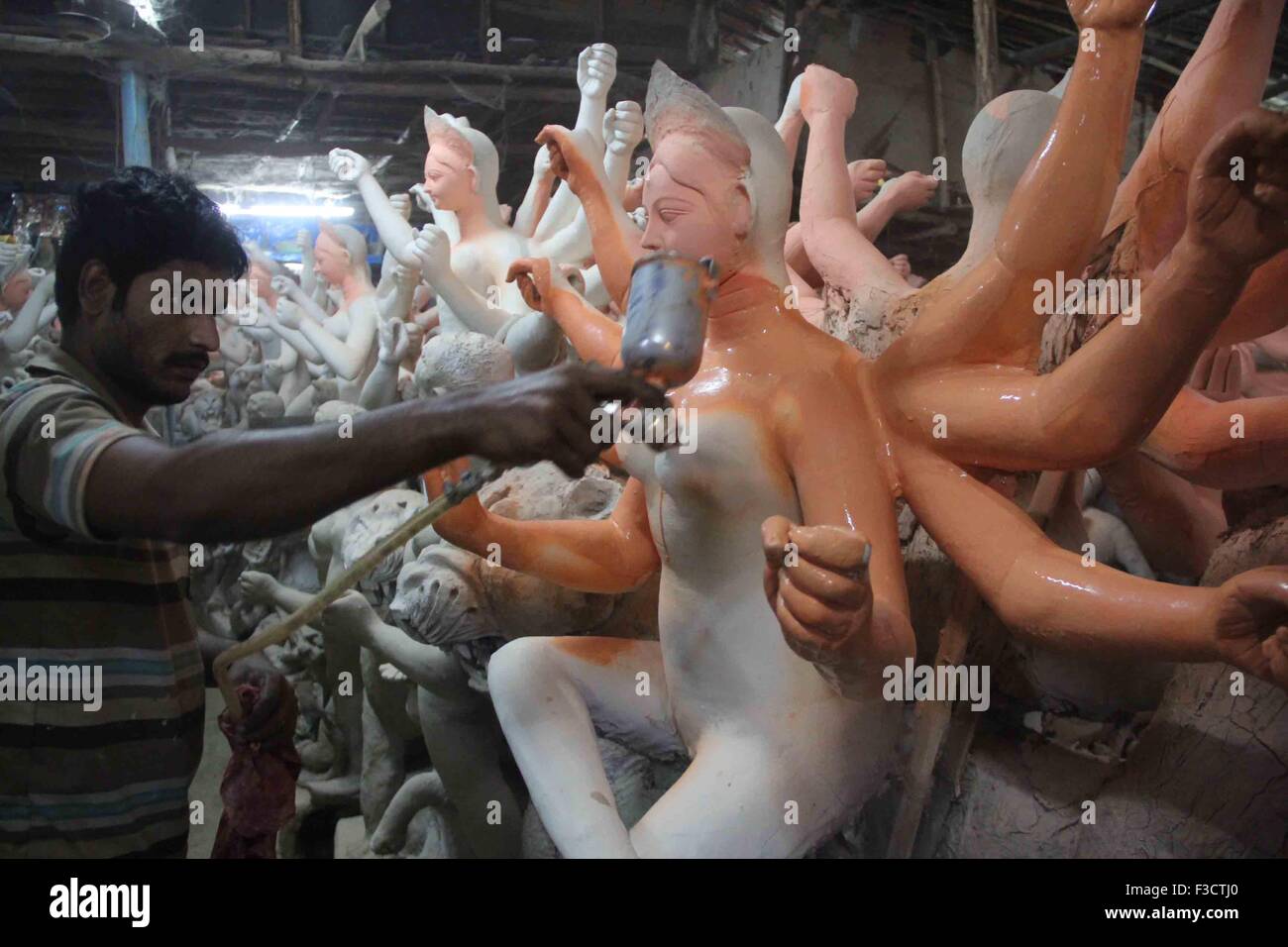Allahabad, Indien. 5. Oktober 2015. Künstler gibt letzte Schliff zu einem Idol der Hindu-Göttin Durga für das bevorstehende Durga Puja-Festival. Das fest erinnert an der Tötung von einem dämonischen König von Löwen-Reiten, zehn bewaffnete Göttin Durga, markieren den Sieg des guten über das Böse. Bildnachweis: Amar Deep/Pacific Press/Alamy Live-Nachrichten Stockfoto