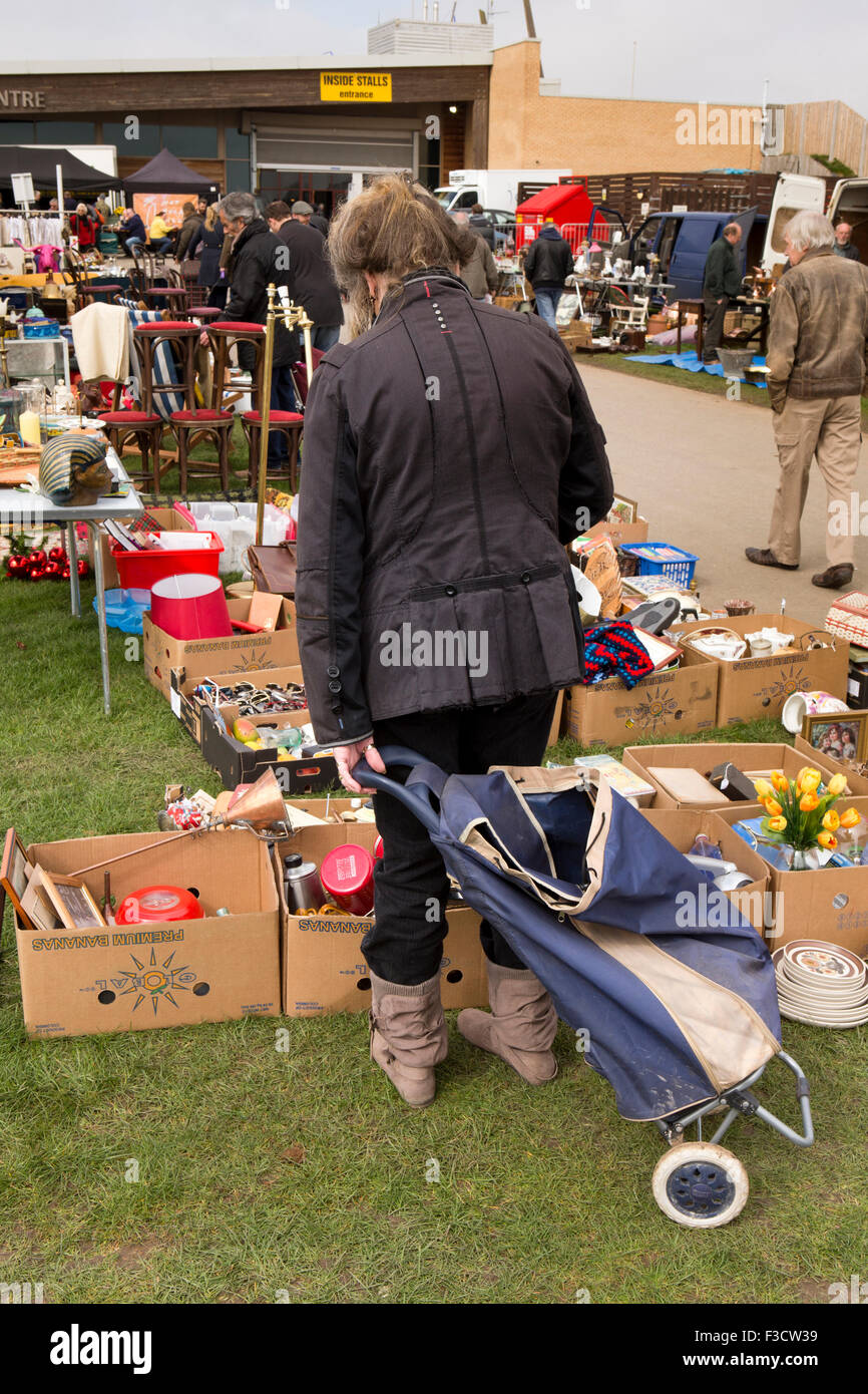 Großbritannien, England, Lincolnshire, Lincoln, Antiques Fair, Frau Shopper in Kisten nach Schnäppchen suchen Stockfoto