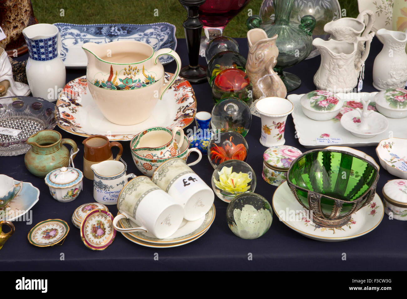 Großbritannien, England, Lincolnshire, Lincoln, Antiquitätenmesse, Tabelle gefüllt mit preiswerten antike Keramik und Glas Stockfoto