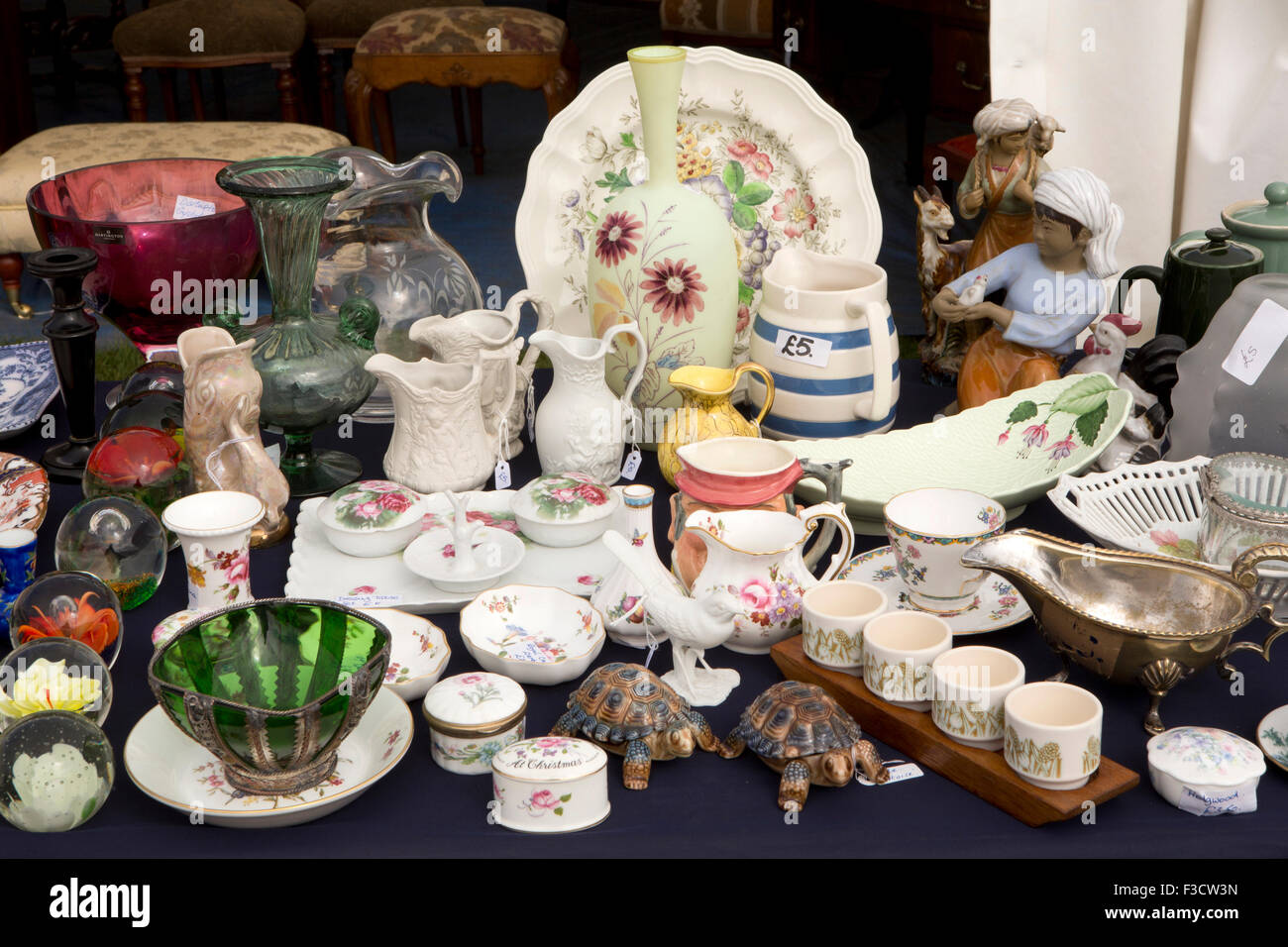 Großbritannien, England, Lincolnshire, Lincoln, Antiquitätenmesse, Tabelle gefüllt mit preiswerten antike Keramik und Glas Stockfoto