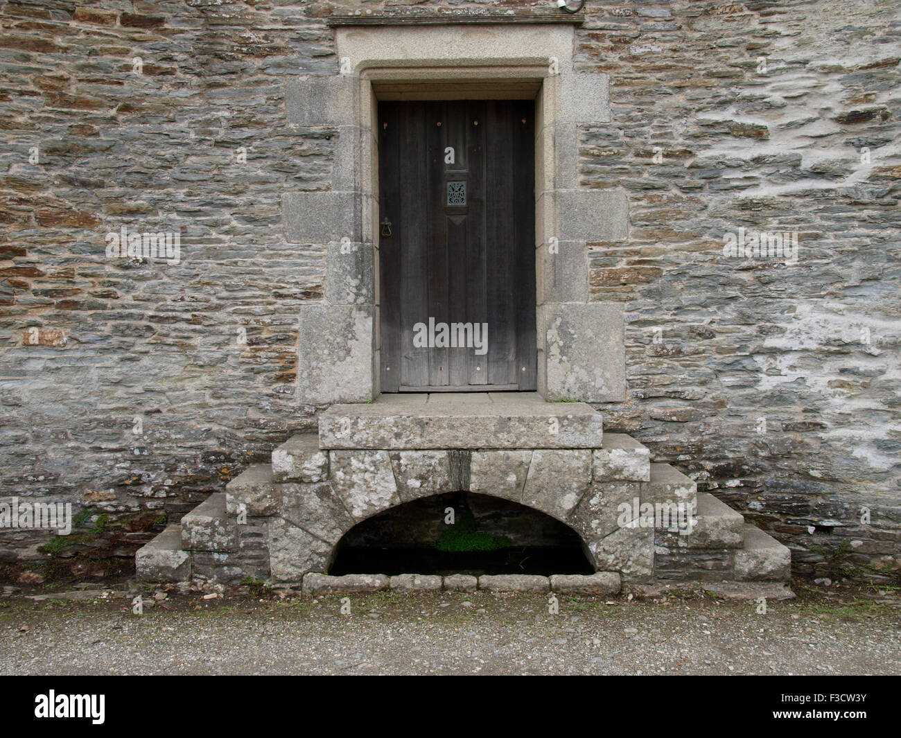 Stein-Stufen hinauf auf einer alten Holztür, Cornwall, UK Stockfoto