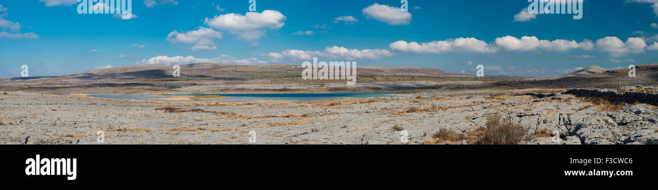 Panorama über Kalkstein Pflaster und Gortlecka See, Burren, County Clare, Irland Stockfoto