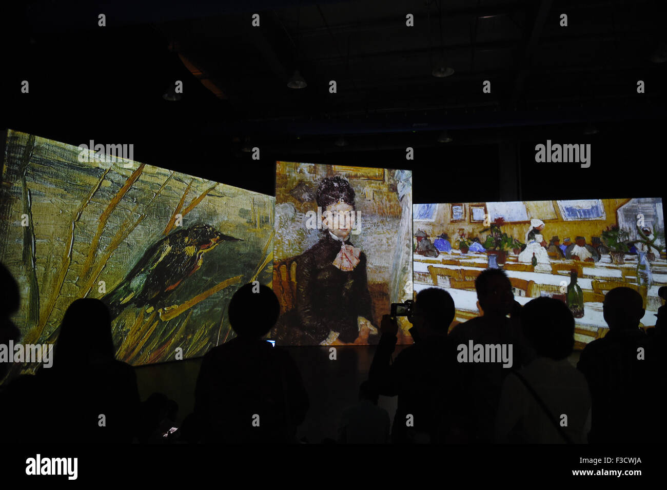 Hangzhou, Okt. 5. 3. Januar 2016. Besucher Blick auf Werke von Van Gogh über Multimedia an einen Van Gogh-Kunst-Ausstellung in Hangzhou, der ostchinesischen Provinz Zhejiang, 5. Oktober 2015 angezeigt. Die Ausstellung dauert bis zum 3. Januar 2016. © Huang Zongzhi/Xinhua/Alamy Live-Nachrichten Stockfoto