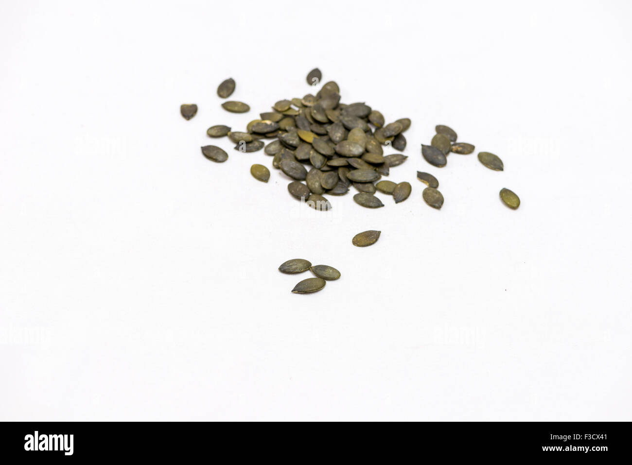 Ein Haufen grüne Kürbis (Cucurbita) Samen, auf weissem Tabelle angezeigt Stockfoto