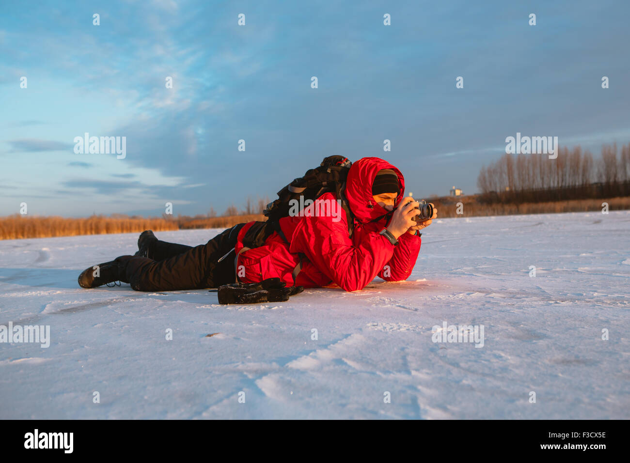 Fotografen Fotografieren am Ufer Flusses im winter Stockfoto