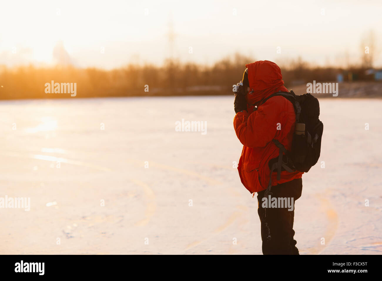 Fotografen Fotografieren am Ufer Flusses im winter Stockfoto