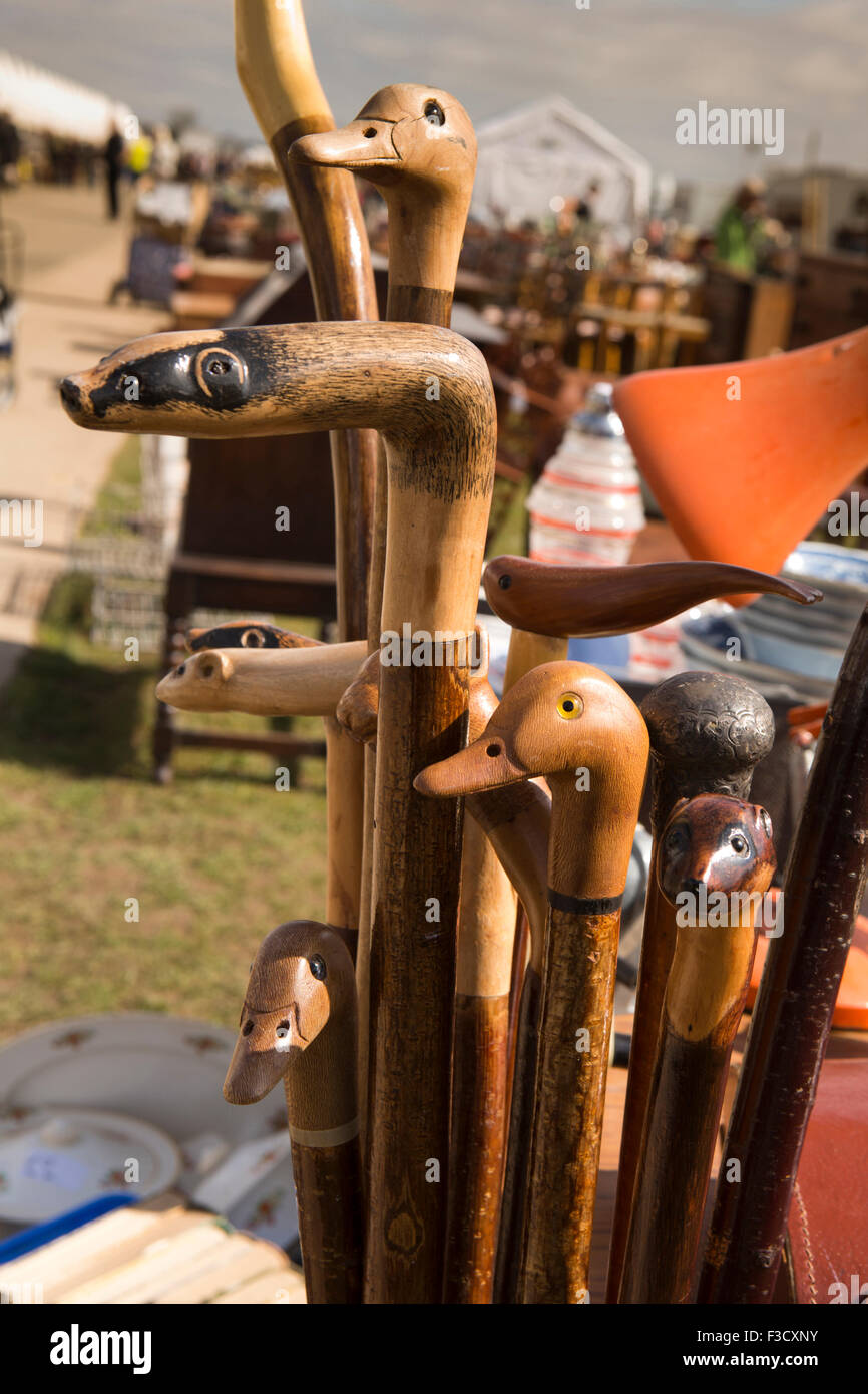 Großbritannien, England, Lincolnshire, Lincoln, Antiques Fair, geschnitzte Tiere und Vogel Spazierstock Griffe Stockfoto