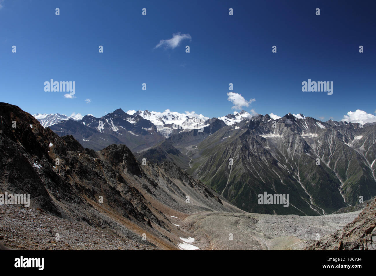 Blick vom Charang La Pass in Himachal Pradesh in Indien auf der Route der Kinner Kailash Parikrama. Stockfoto