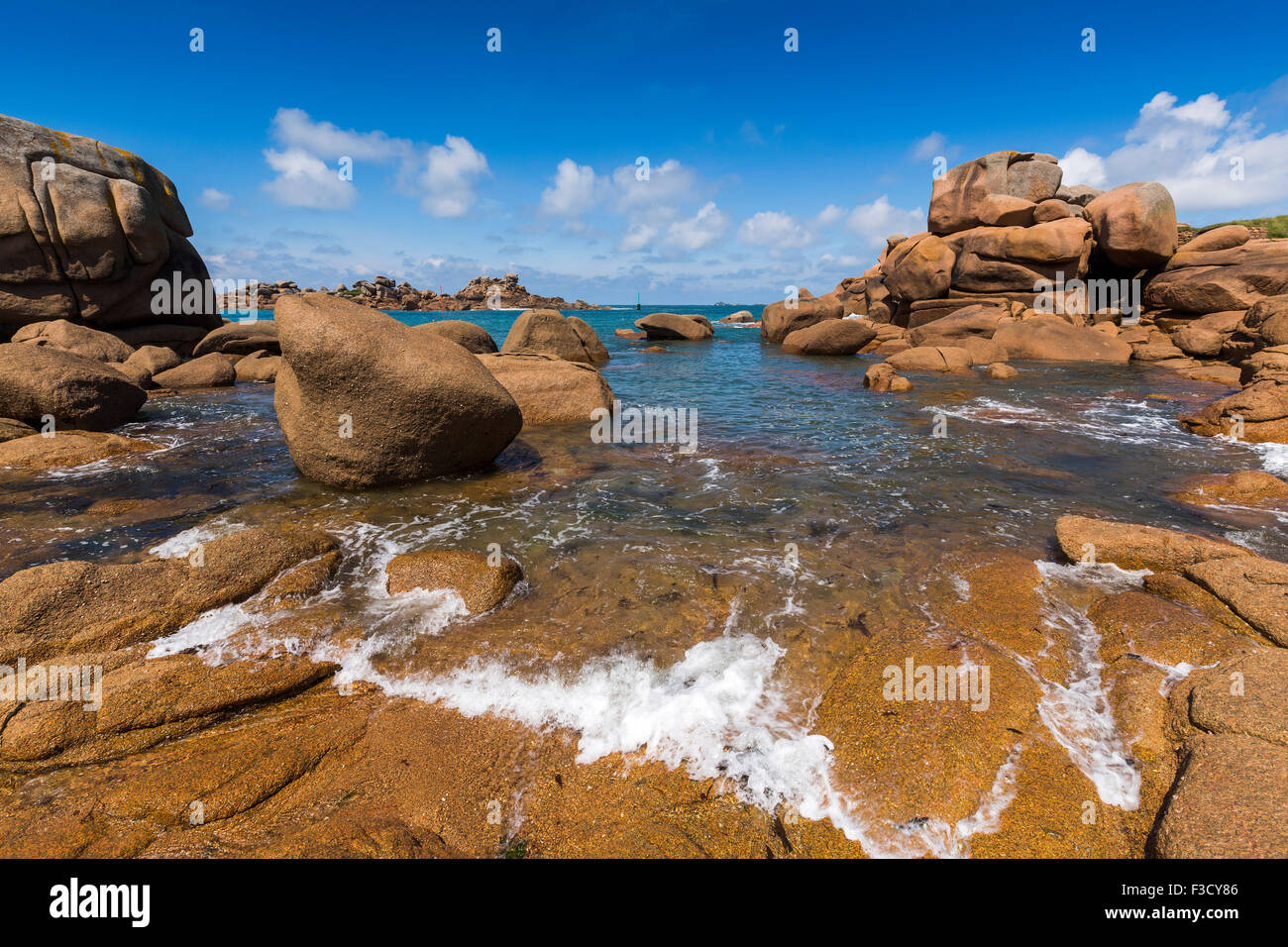 Riesige Felsen an der Côte Granit rose rosa Granit Küste Ploumanac´h Perros Guirec französische Bretagne Frankreich Europa Stockfoto