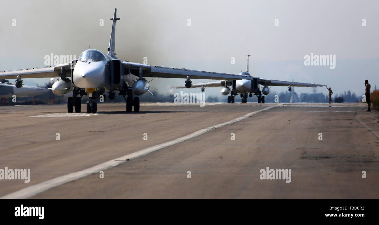 Latakia, Syrien. 5. Oktober 2015. Russische Suchoi Su-24 Angriff Flugzeuge auf dem ...