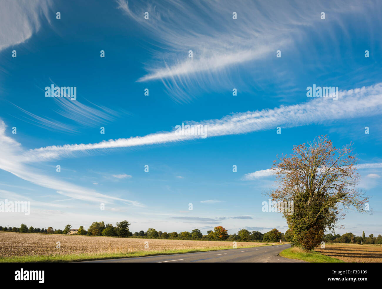 Spektakulären Wolkenformationen, verursacht durch ungewöhnliche atmosphärische Bedingungen über die englischen Gesell-nahe Thorney, Cambridgeshire, England Stockfoto