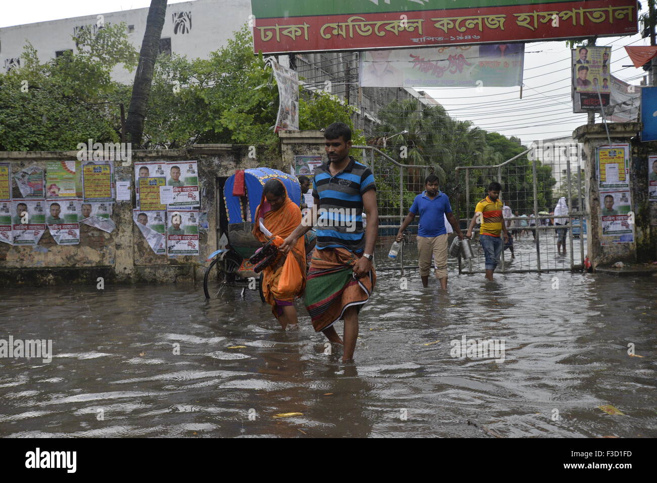 Dhaka, Bangladesch. 5. Oktober 2015. Völker sind durch die aufgeweichten Straßen von Dhaka medizinische Collage Krankenhausbereich in Dhaka, Bangladesch aufgewacht. Am 5. Oktober 2015 verursacht schwere Regen aufgeweichten in den meisten Bereichen der Stadt Dhaka, Bangladesh. Straßen waren die Reise langsam und schädlichen untergetaucht. Am 5. Oktober 2015-Credit: Mamunur Rashid/Alamy Live-Nachrichten Stockfoto