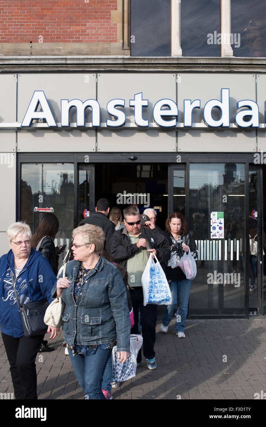 Zufällige Reisende verlassen Amsterdam Central Station Stockfoto