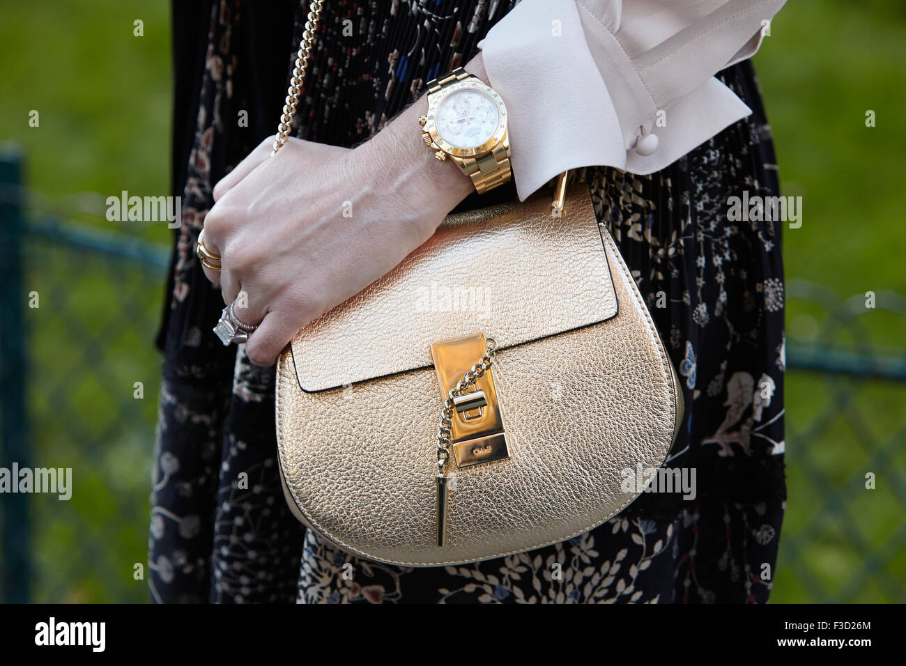 Goldene Chloe Tasche vor Chloe zeigen, Paris Fashion Woche Tag3, Frühjahr / Sommer 2016 Streetstyle Stockfoto