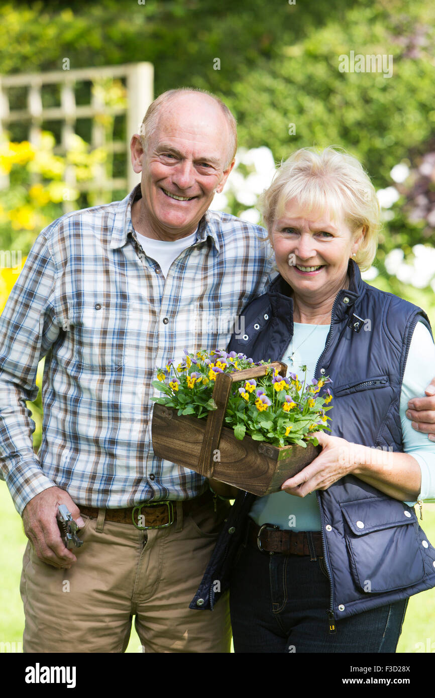 Portrait Of Senior Couple zusammen im Garten arbeiten Stockfoto
