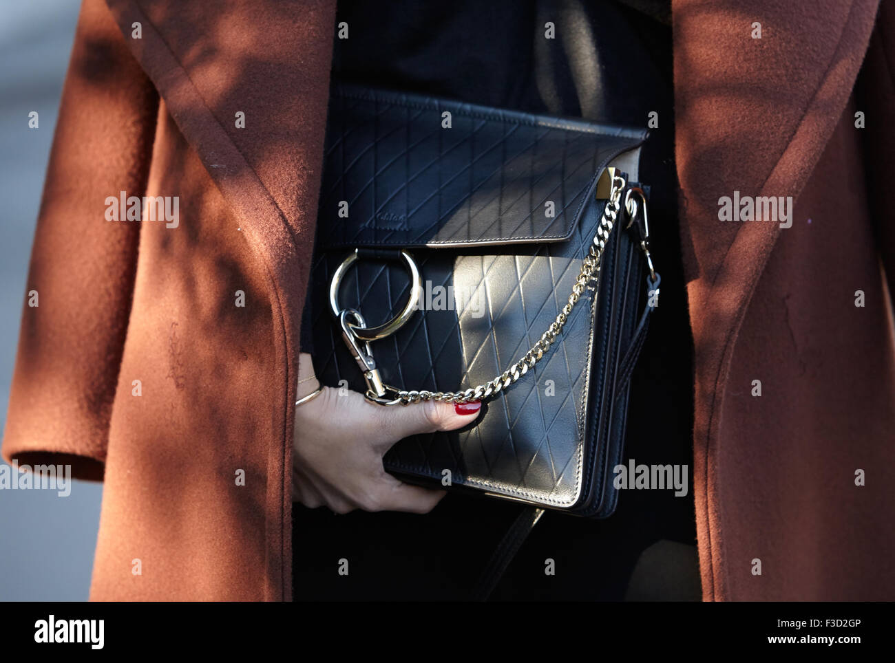 Schwarz-Chloe Tasche vor Chloe zeigen, Paris Fashion Woche Tag3, Frühjahr / Sommer 2016 Streetstyle Stockfoto