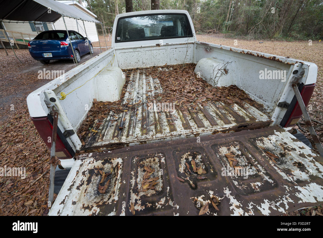 Rostige Pickup-Truck mit Schutt gefüllt. Stockfoto