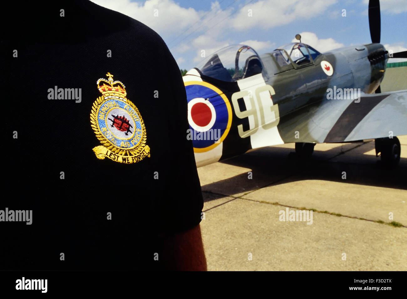 Zwei - Sitz MJ 627 Spitfire T9 Mk IX in Markierungen von 441 (Rcaf) Squadron RAF Codiert 9G: P. England. Großbritannien Stockfoto