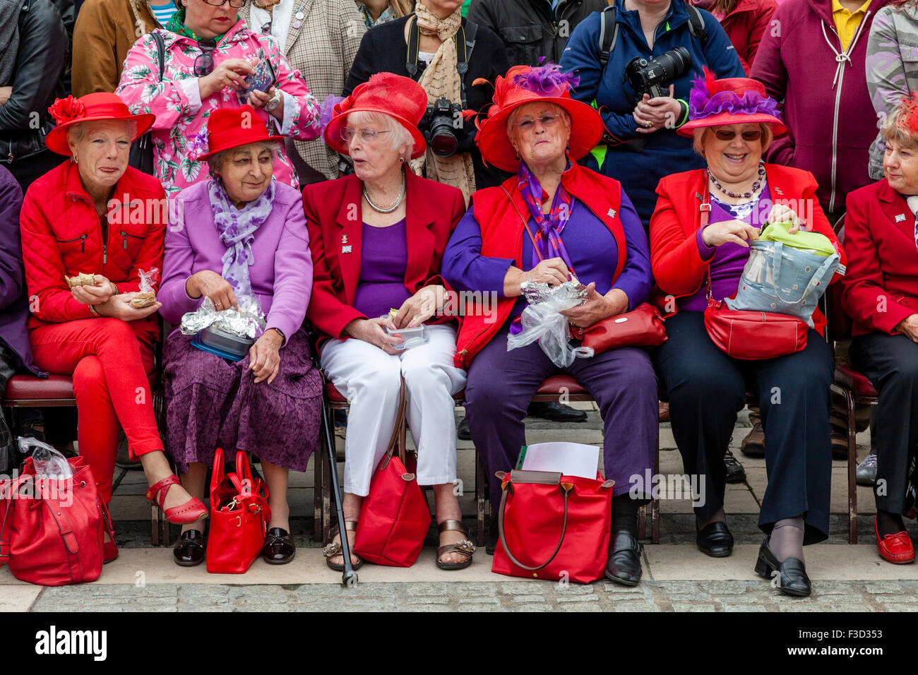 Eine Gruppe von älteren Frauen essen Sandwiches an der jährlichen Pearly Kings und Queens Erntedankfest in der Guildhall, London, UK Stockfoto