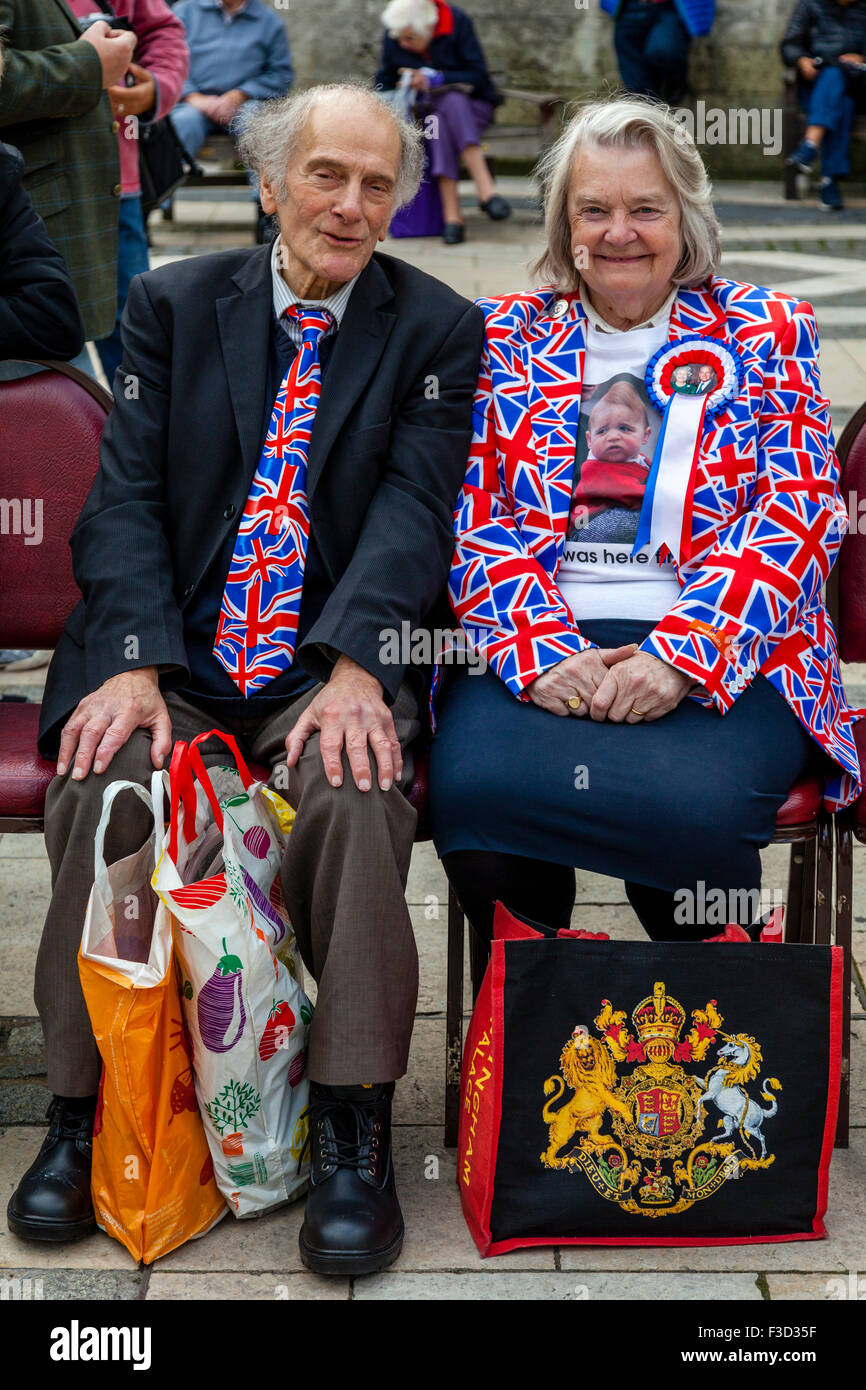 Eine patriotische paar tragen Anschluß-Markierungsfahne Kleidung Pearly Kings und Queens Erntefest Held in der Guildhall, London, UK Stockfoto