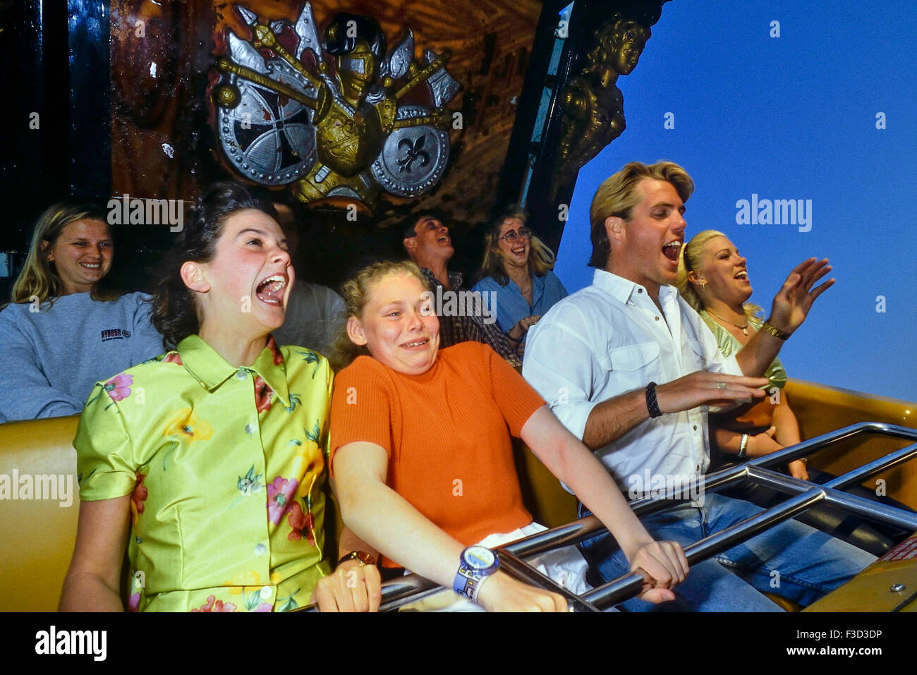 Junge Menschen auf einen Rummelplatz fahren unten "Pleasure Beach. Skegness. England. UK Stockfoto