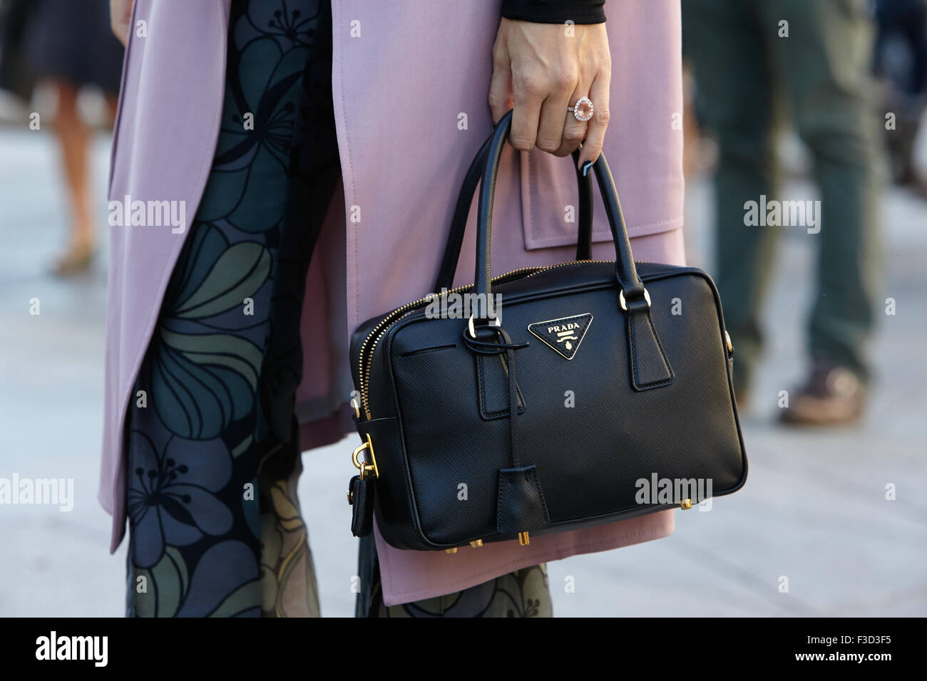 Schwarze Prada Tasche gesehen vor Cristiano Burani-Show in Mailand Fashion Woche Tag2, Frühjahr / Sommer 2016 Stockfoto
