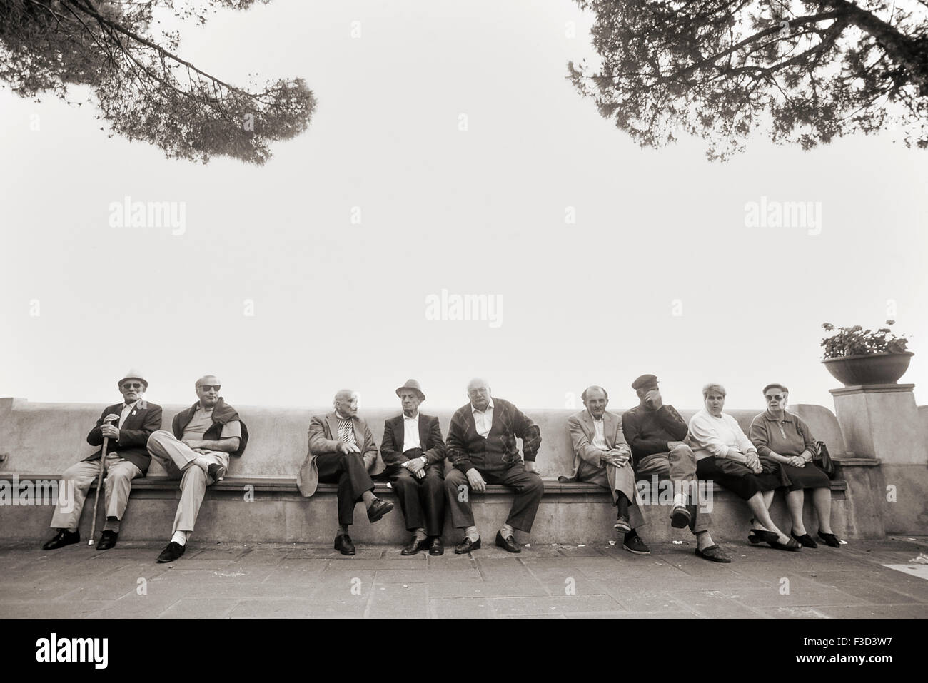 Ältere Dorfbewohner sitzen auf einer Bank am Meer. Amalfi. Italien Stockfoto
