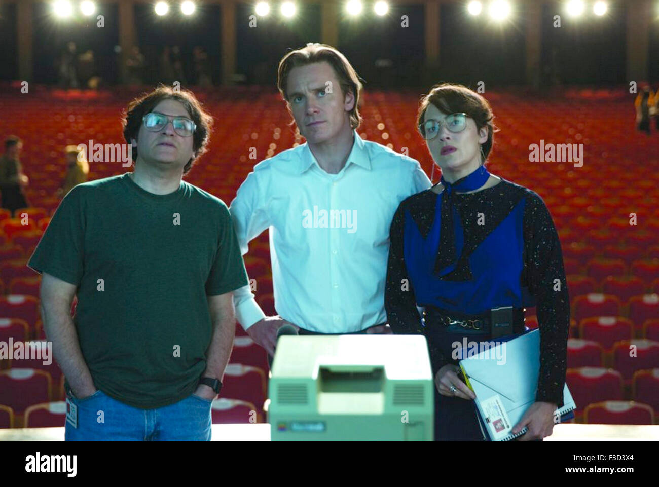 STEVE JOBS 2015 Universal Pictures Filkm mit von links Michael Fassbender als Steve Jobs, Michael Stuhlbarg, Kate Winslet Stockfoto