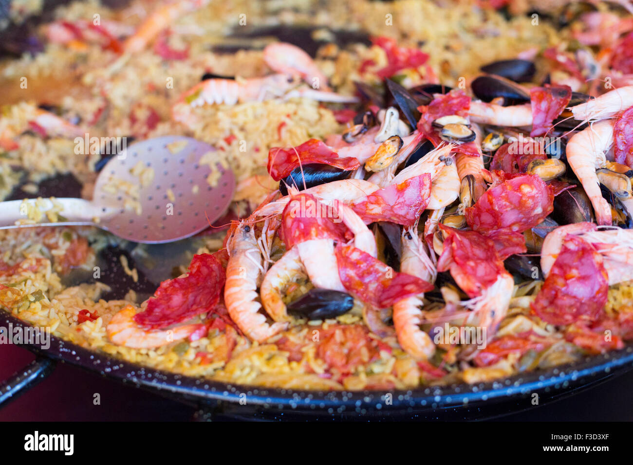 Nahaufnahme von Paella Kochen In Pfanne Stockfoto