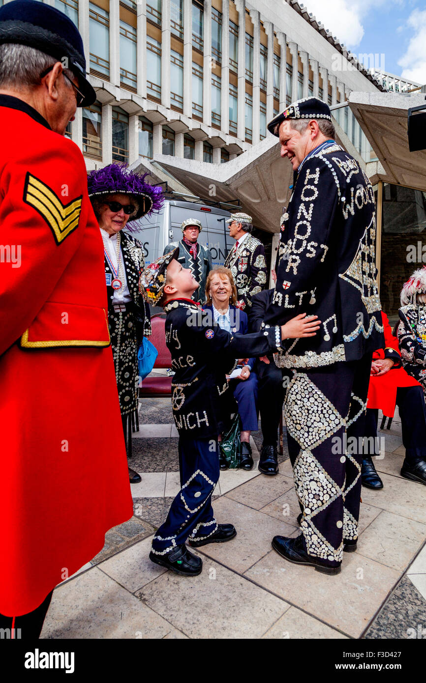 Ein Pearly King & Prinz und Chelsea Rentner an der jährlichen Pearly Kings und Queens zu ernten, Festival, die Guildhall, London, UK Stockfoto