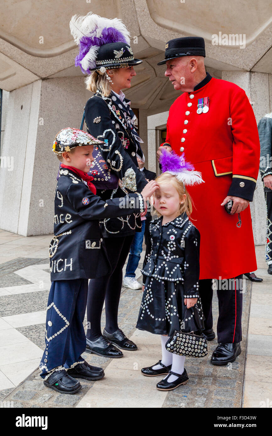 Pearly Prinzessin im Chat mit Chelsea Rentner an der Pearly Kings und Queens Erntedankfest, die Guildhall, London, UK Stockfoto