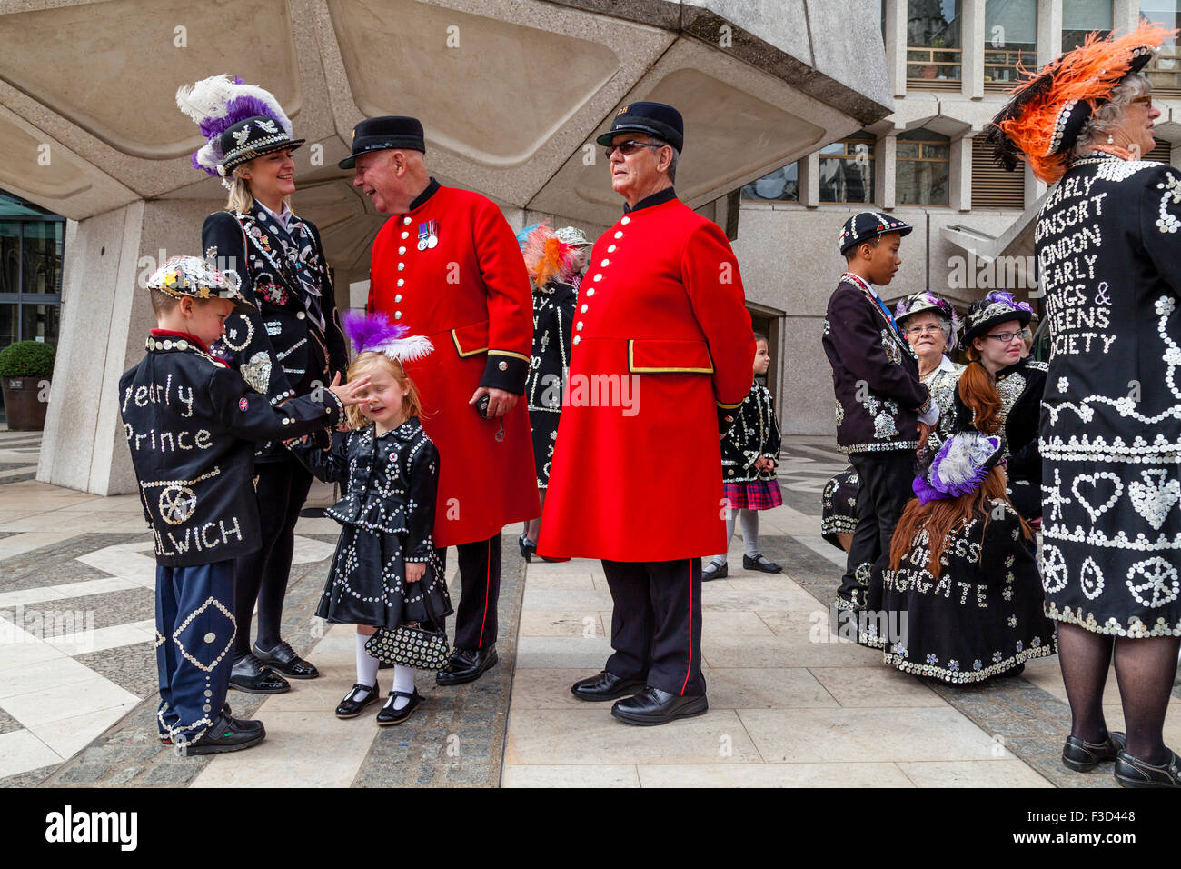 Pearly Prinzessin im Chat mit Chelsea Rentner an der Pearly Kings und Queens Erntedankfest, die Guildhall, London, UK Stockfoto