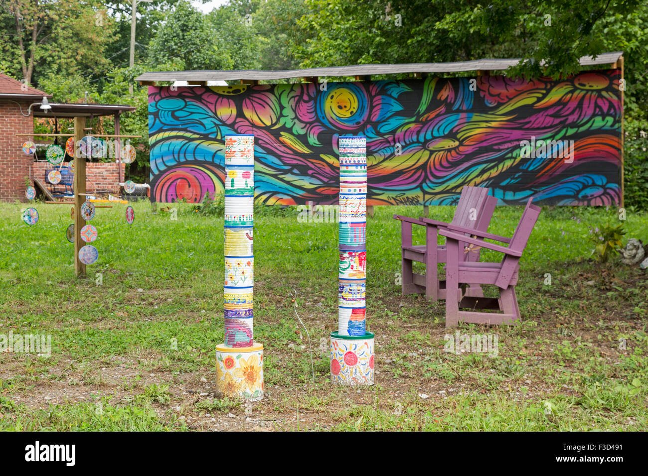 Detroit, Michigan - Artwork erstellt von Kinder und Graffiti-Künstler schmückt einen Park von drei Meilen Block Club erstellt. Stockfoto