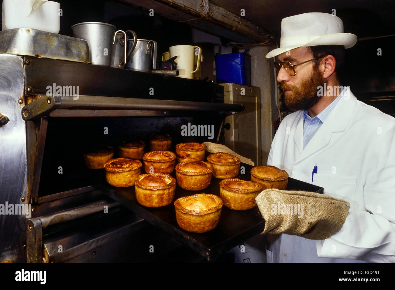 Melton Mowbray Schweinefleischpasteten frisch aus dem Ofen. Leicestershire. England. UK Stockfoto