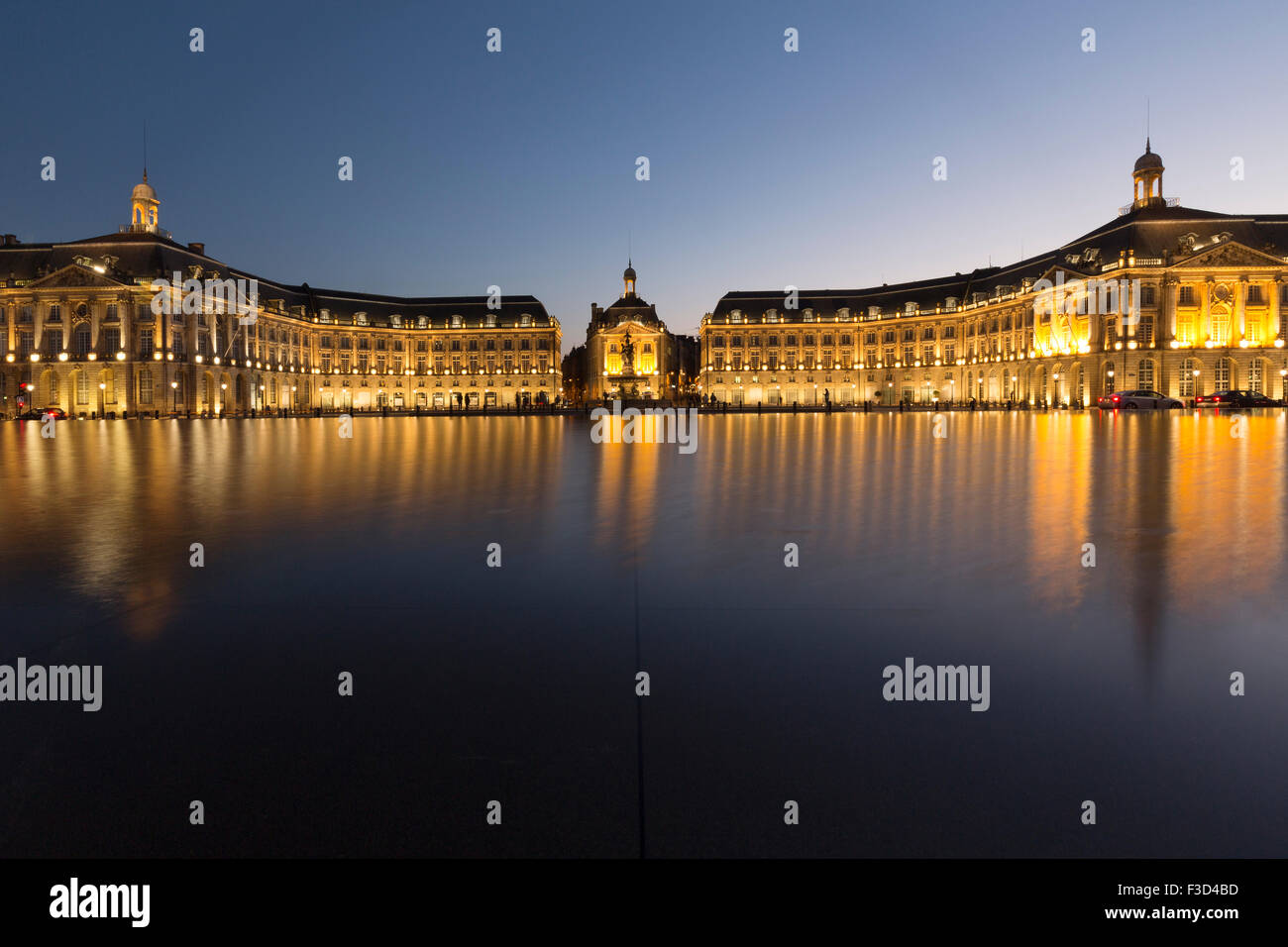 Miroir d Eau Place De La Bourse reflektierenden Wasser Klingenseiten in der Abenddämmerung Bordeaux Gironde Aquitaine Frankreich Europa Stockfoto