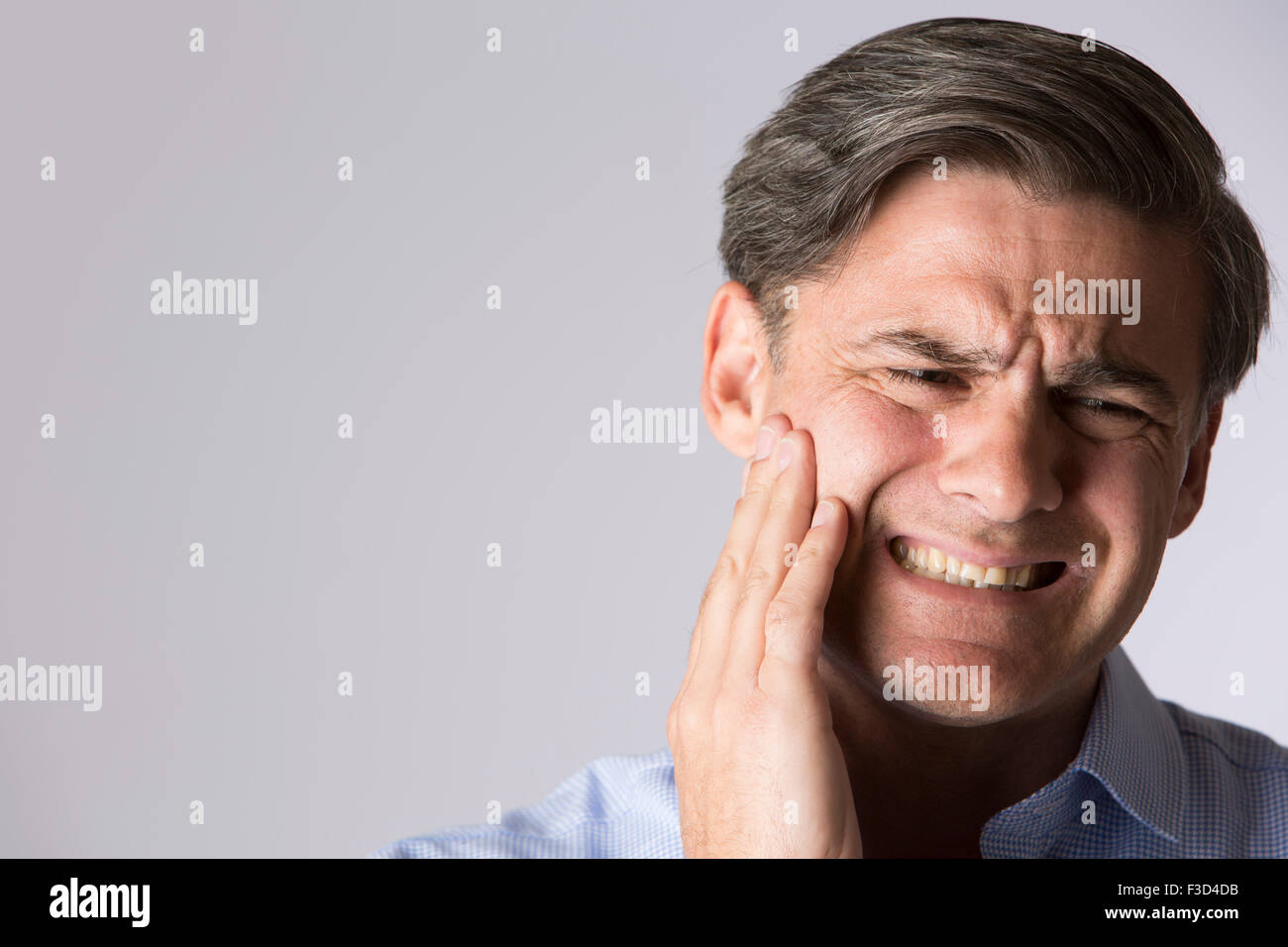 Studio-Porträt von Menschen leiden mit Zahnschmerzen Stockfoto