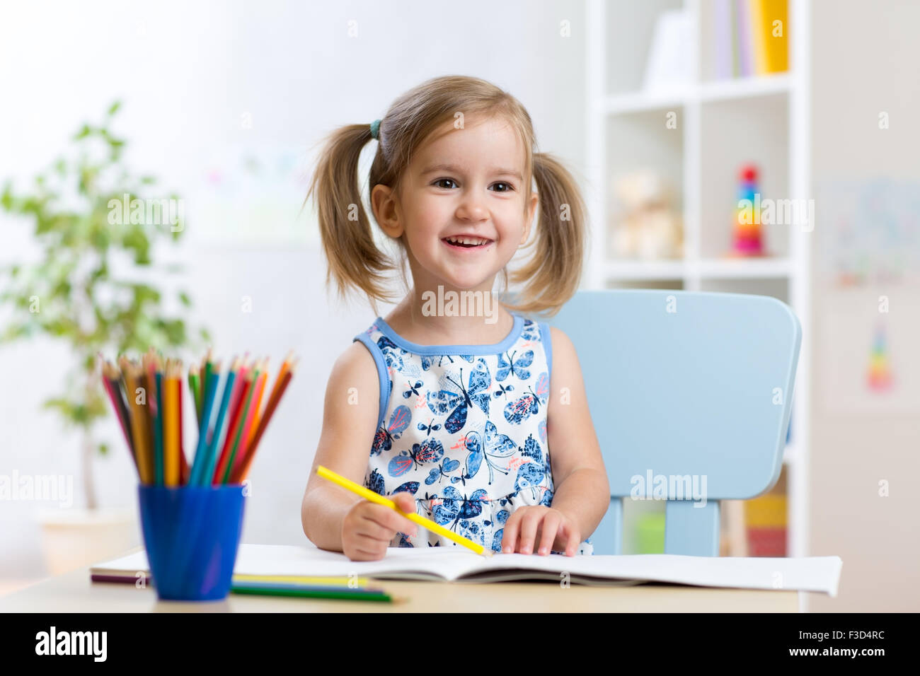 nettes Kind Mädchen mit bunten Bleistiften zeichnen Stockfoto
