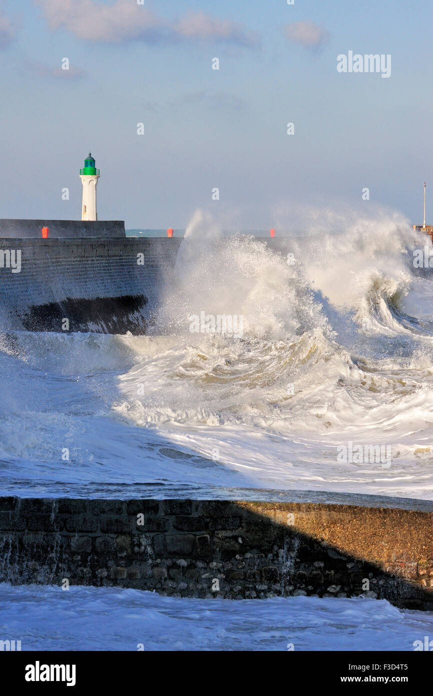 Große Welle stürzt in Steg bei Sturm an Saint-Valéry-En-Caux, Normandie, Frankreich Stockfoto