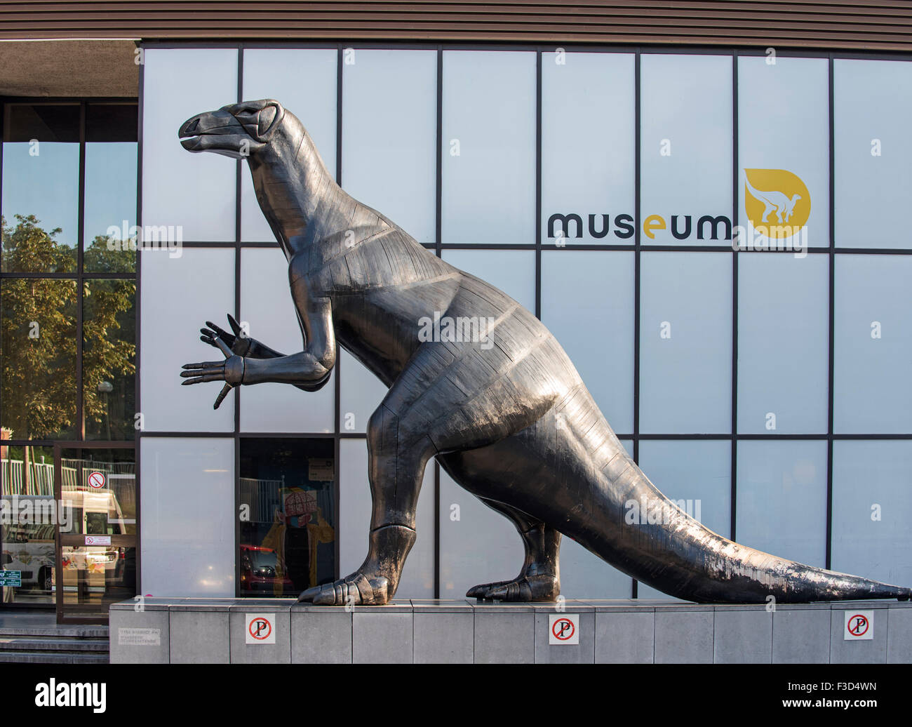 Dinosaurier am Eingang des königlichen belgischen Instituts für Naturwissenschaften / Museum of Natural History, Brüssel, Belgien Stockfoto