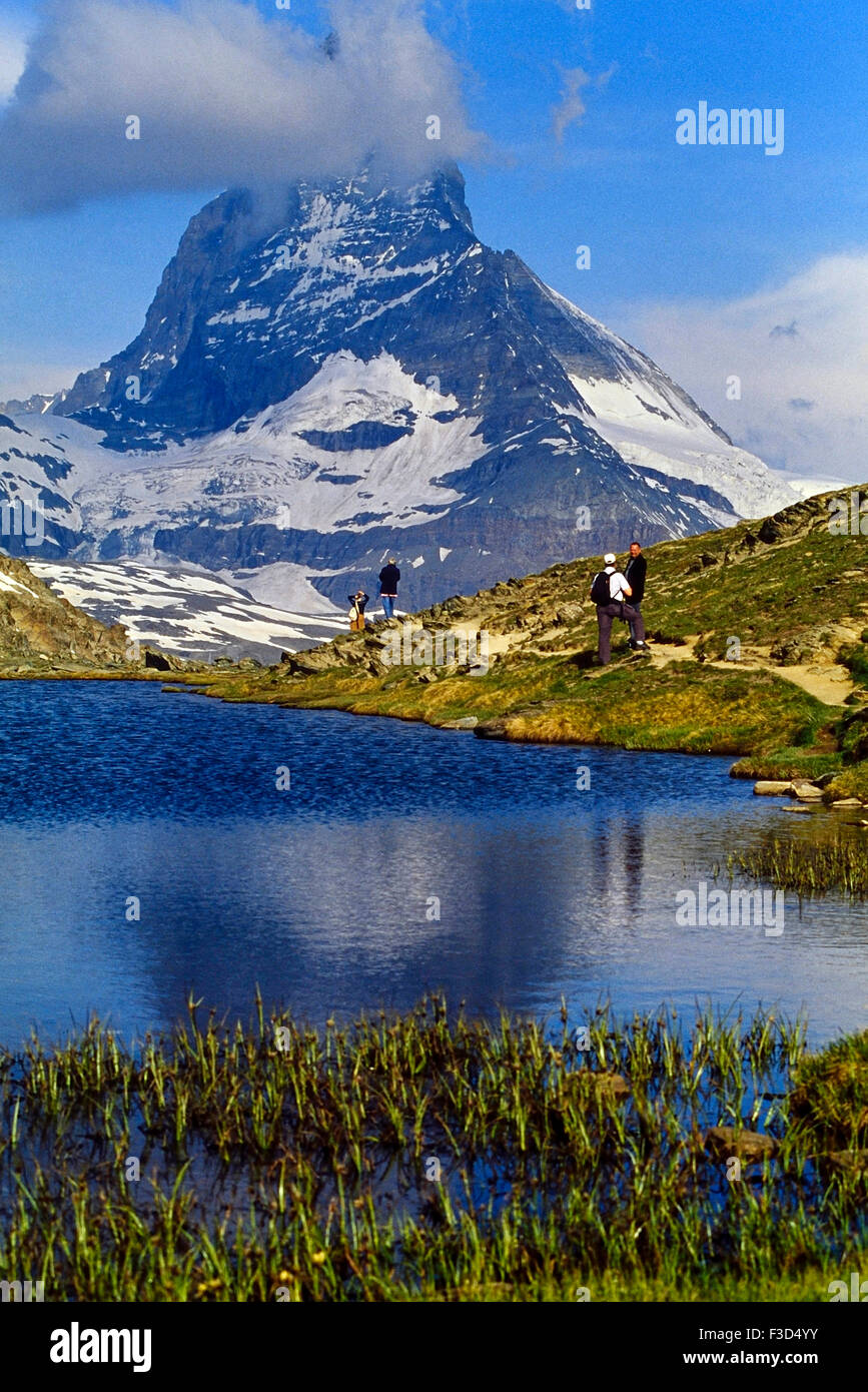 Wanderer auf dem Wanderweg am Riffelsee mit dem Matterhorn im Hintergrund. Zermatt, Schweiz. Europa Stockfoto