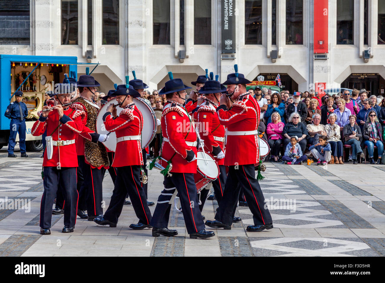 Eine Militärkapelle durchführen, bei der jährlichen Pearly Kings und Queens Erntefest Held in der Guildhall, London, UK Stockfoto