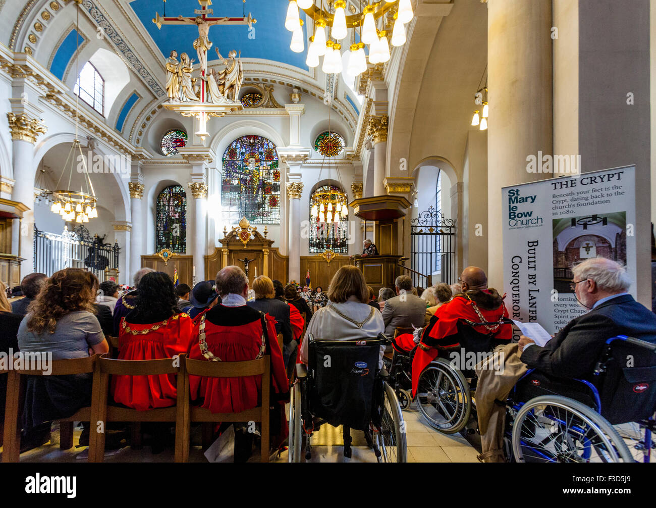 Die jährliche Pearly Kings und Queens Harvest Festival Church Service Held am St. Mary-le-Bow Chuch, London, UK Stockfoto