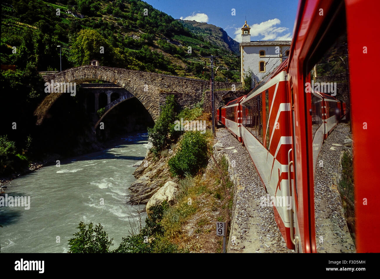Glacier Express Bahnhof vorbei Ritibrücke in Neubrück (Stalden), Schweiz. Stockfoto