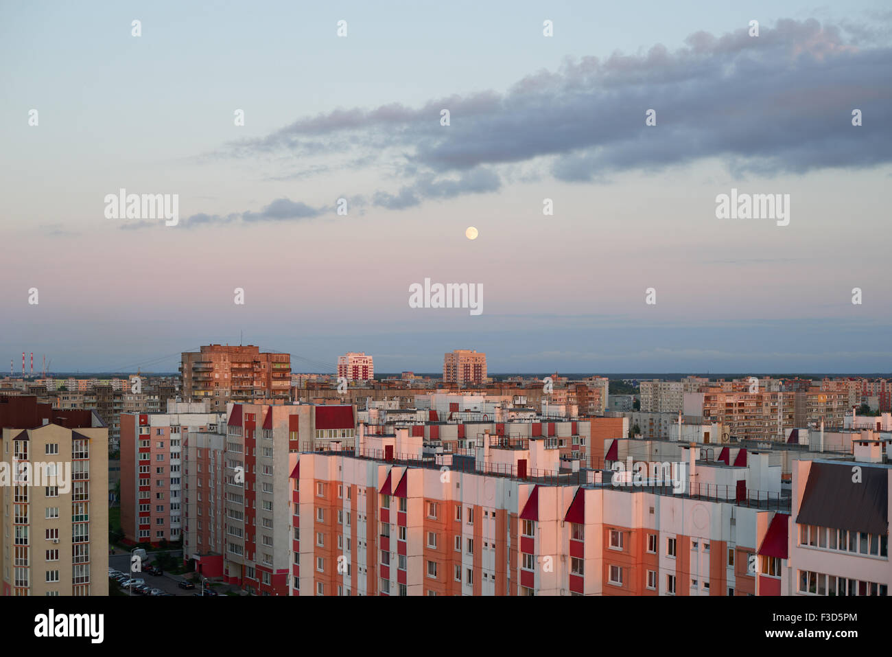 Sonnenuntergang über einer Wohnung Wohnhäuser mit Mond Stockfoto