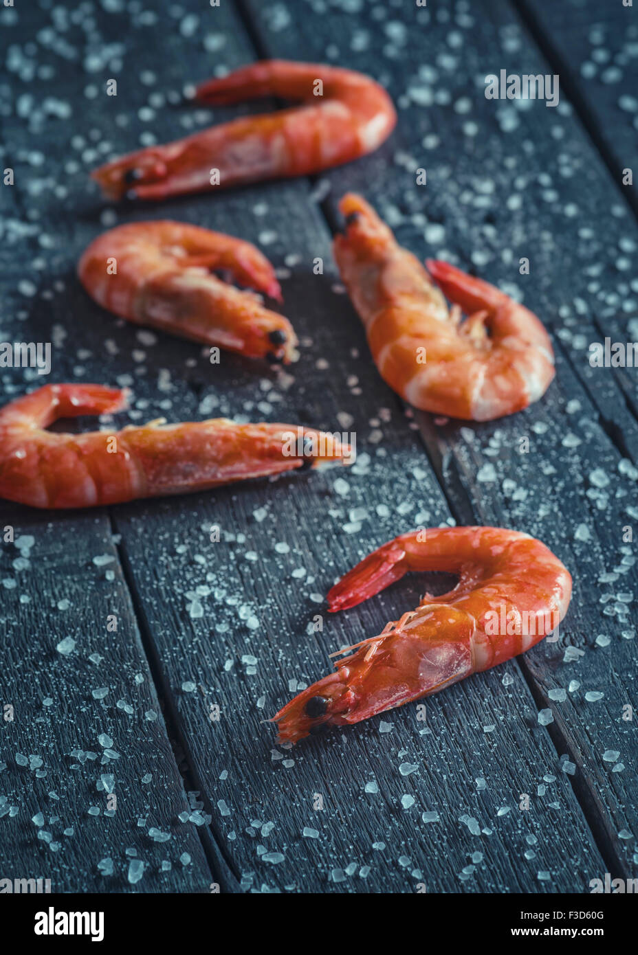 Einige frisch gefangenen Garnelen auf einem rustikalen Tisch mit Steinsalz Stockfoto