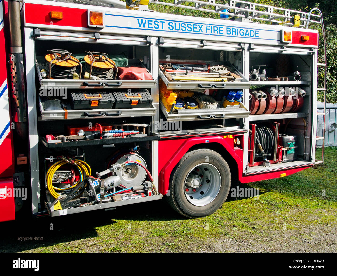 Feuerwehr und Rettungsdienst Geräte gelagert ist gebrauchsfertig in den