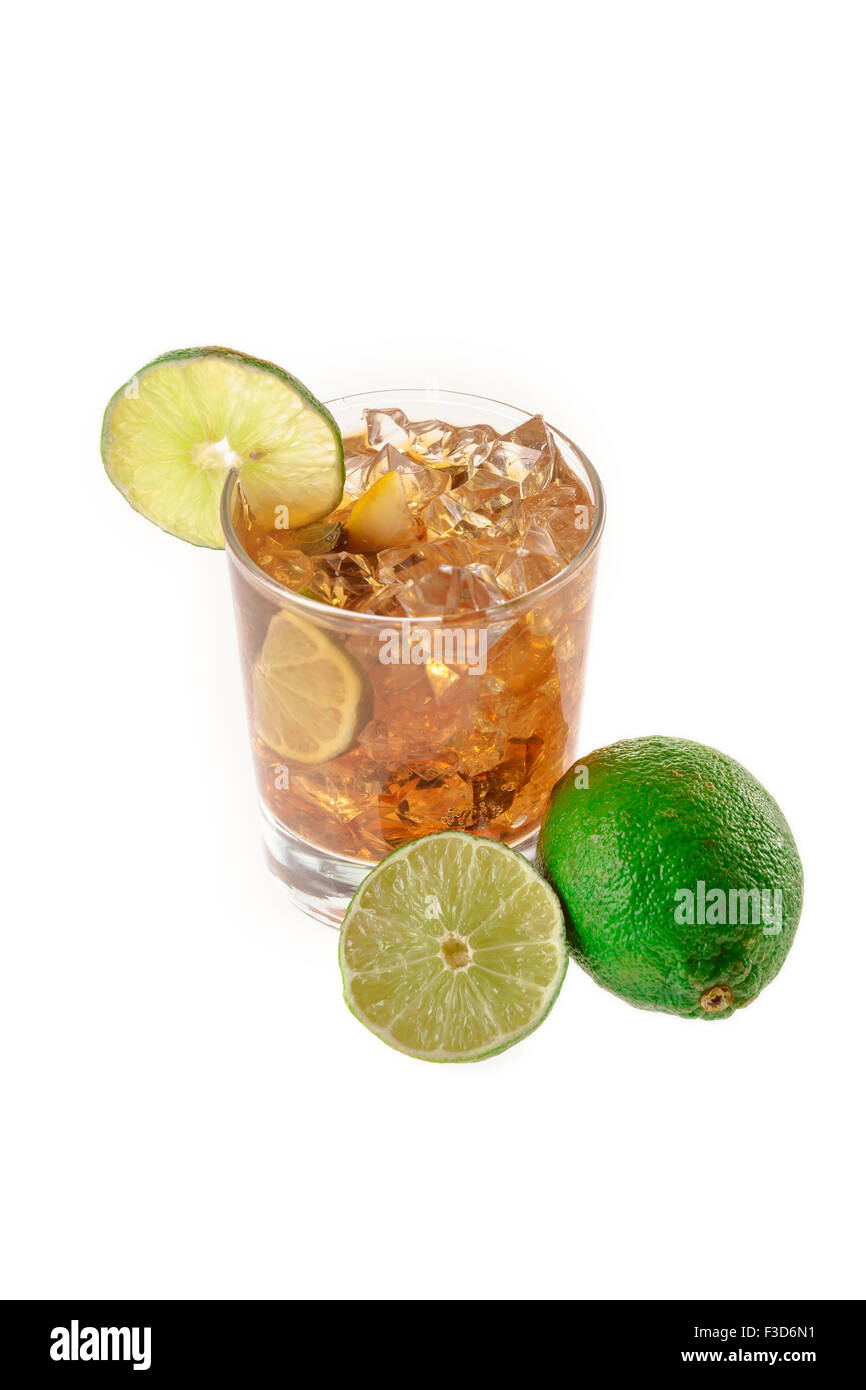 Frischen frische Cocktail mit Cola trinken und Lime Obst auf weißem Hintergrund Stockfoto