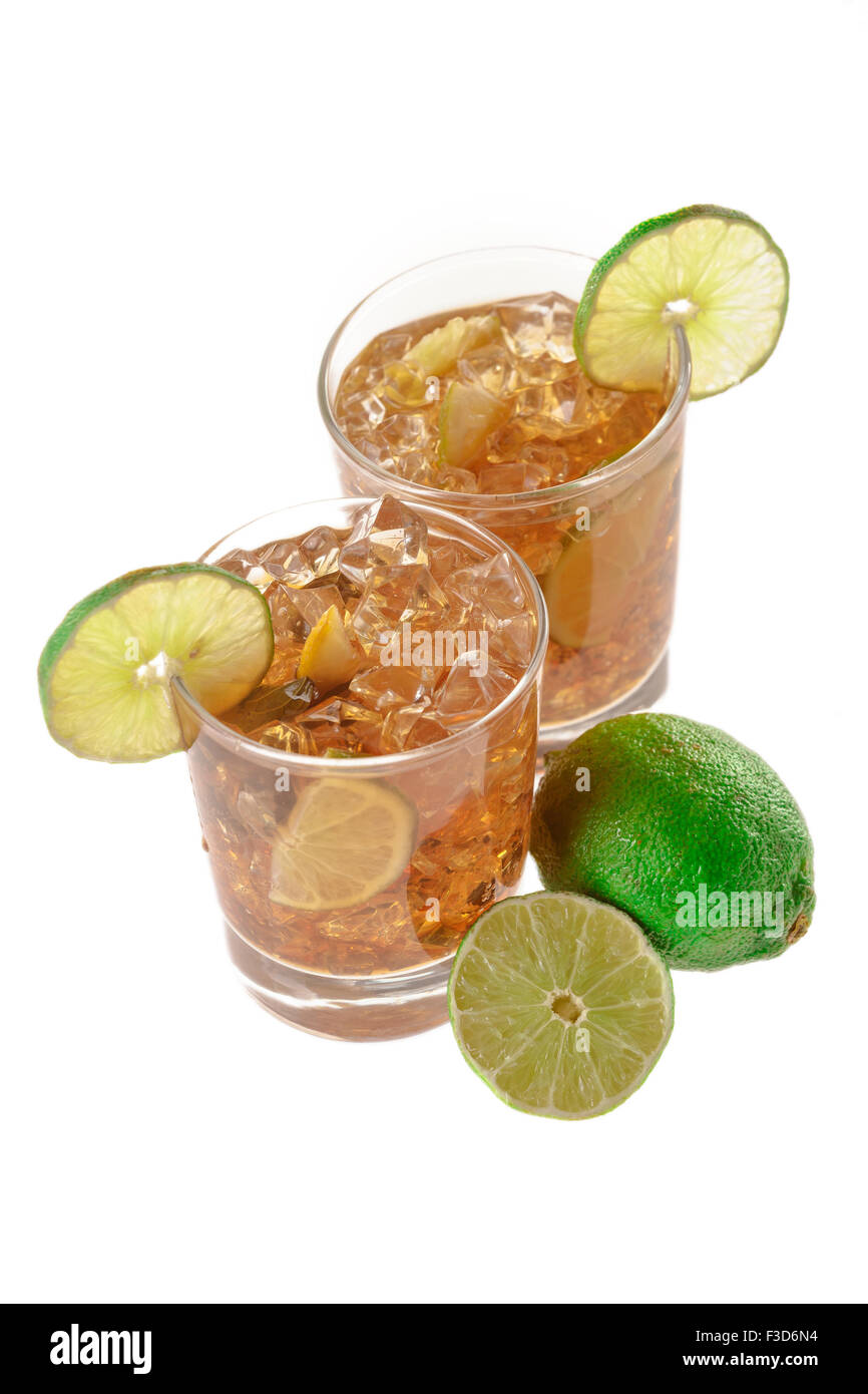 Frischen frische Cocktail mit Cola trinken und Lime Obst auf weißem Hintergrund Stockfoto