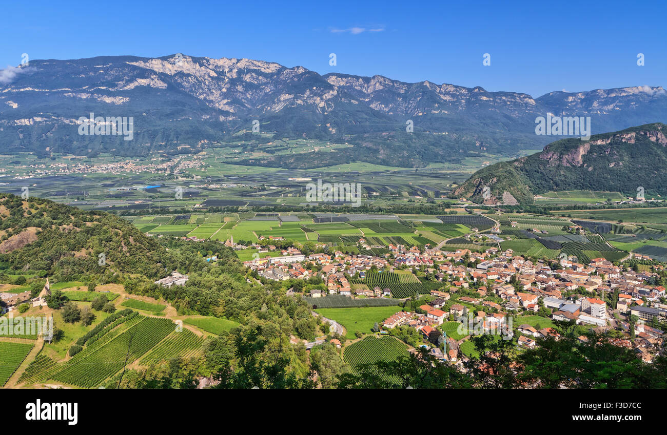 Überblick über Etschtal mit Ora Dorf im Vordergrund Stockfoto