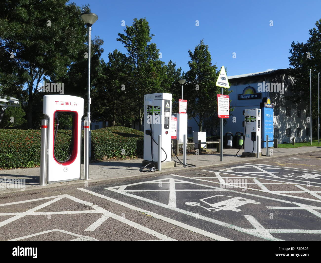 Punkt am South Mimms Autobahnraststätten auf der M25 für Tesla Autos Ladestation für Elektroautos Stockfoto